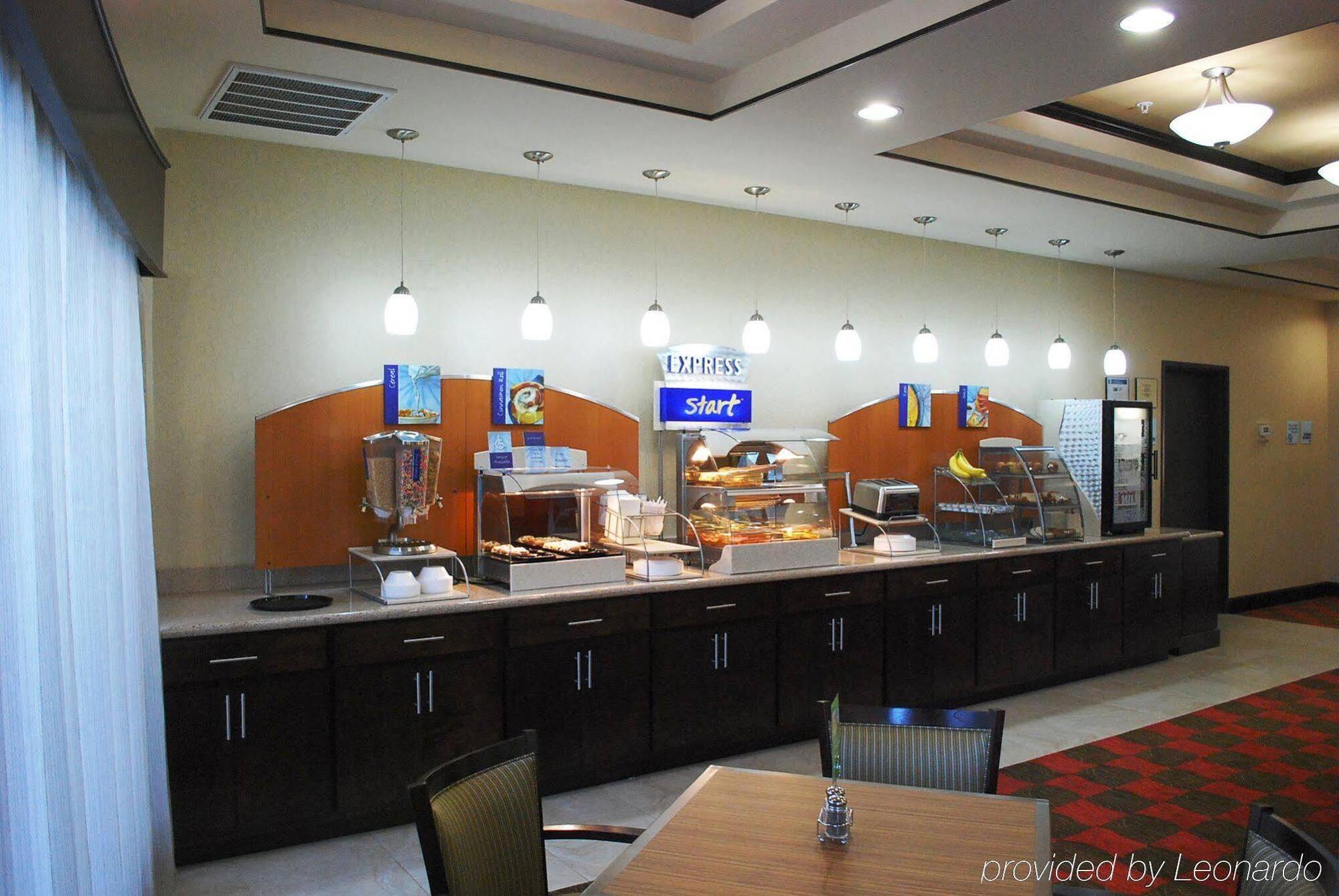 Holiday Inn Express & Suites Houston South - Near Pearland By Ihg Екстериор снимка